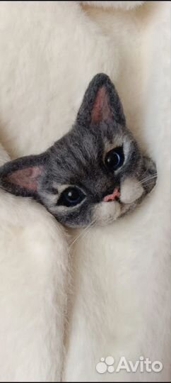 Котик-брошь