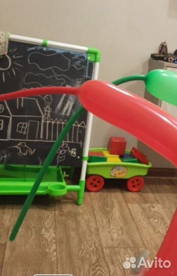 Детский стол и стул, мольберт