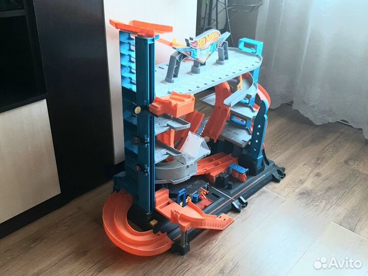 В доставке Трек хот вилс акула