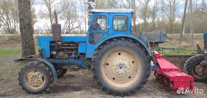 Вспашка земли трактором