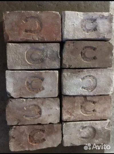 Кирпич стариный с клеймом подкова