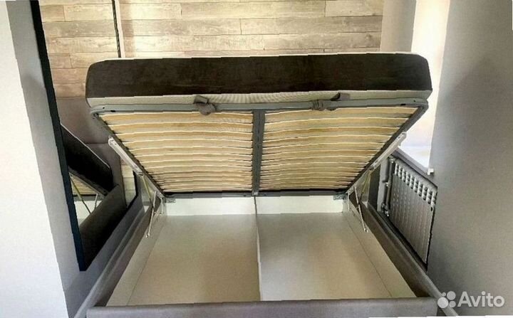 Кровать двуспальная дизайнерская мягкая