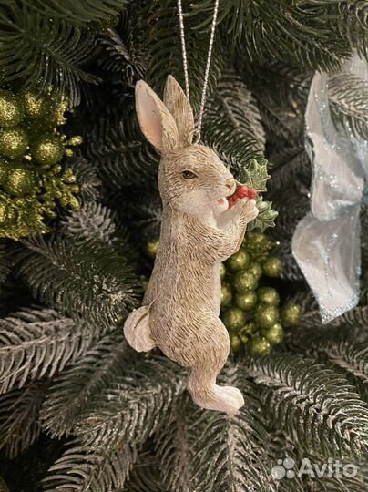 Новогодняя елочная игрушка Заяц с остролистом