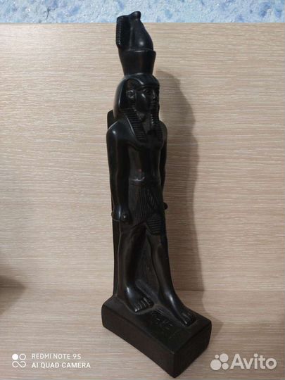 Каменная статуэтка фараона из Египта