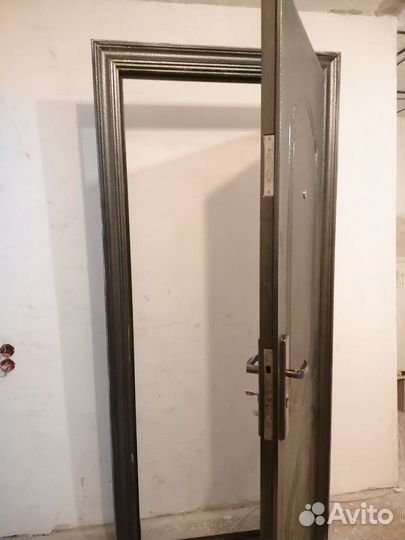 Дверь входная металлическая бу