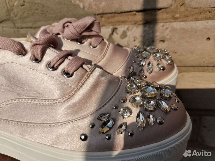 Кроссовки женские