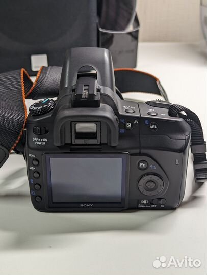 Зеркальная фотокамера с объективом