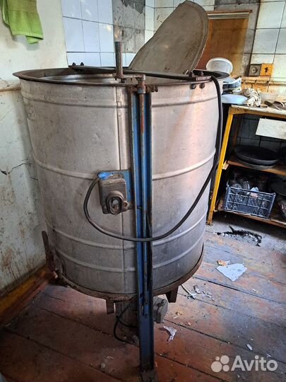 Продам медогонку электрическую на 4 рамки,хорда