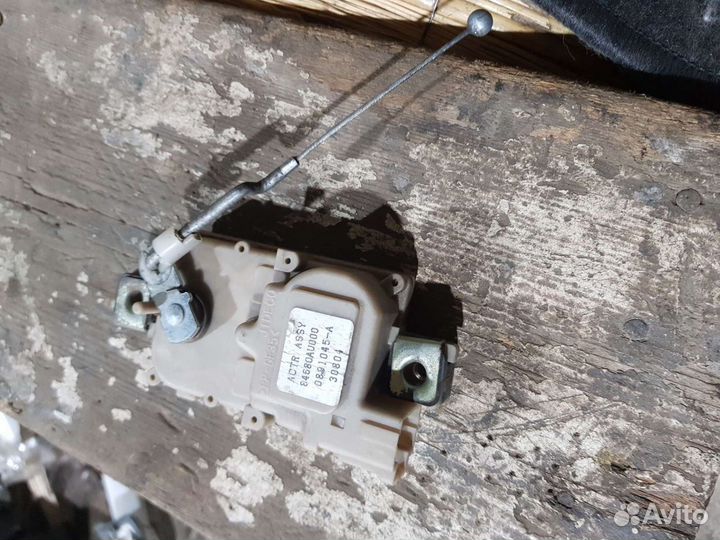 Актуатор лючка бензобака Nissan primera p12