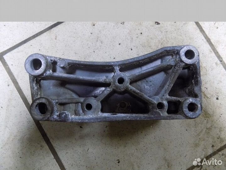 Кронштейн кпп левый Yeti 2009