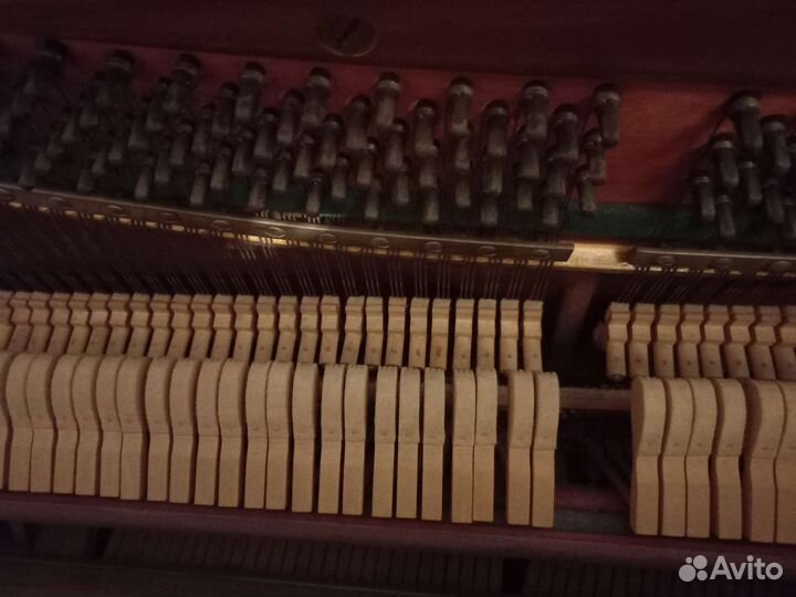 Пианино красный октябрь