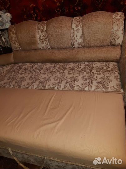 Угловой диван с полкой