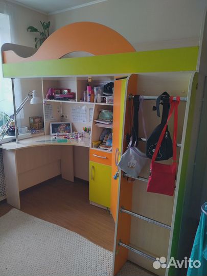 Детская кровать чердак со столом и шкафом