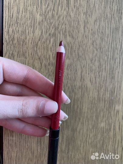 Почти новый карандаш Shiseido RD609 Chianti