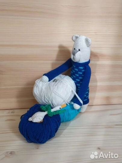Мишка в синем свитере (вязанная игрушка)