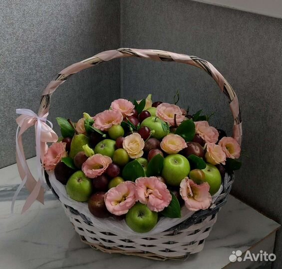 Корзина с фруктами, сухофруктами