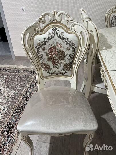 Стол и стулья