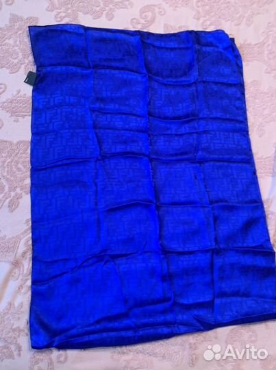 Шелковый палантин fendi