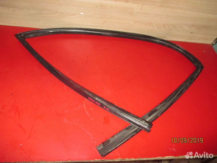 Уплотнитель стекла двери Nissan Presage 2003-2009