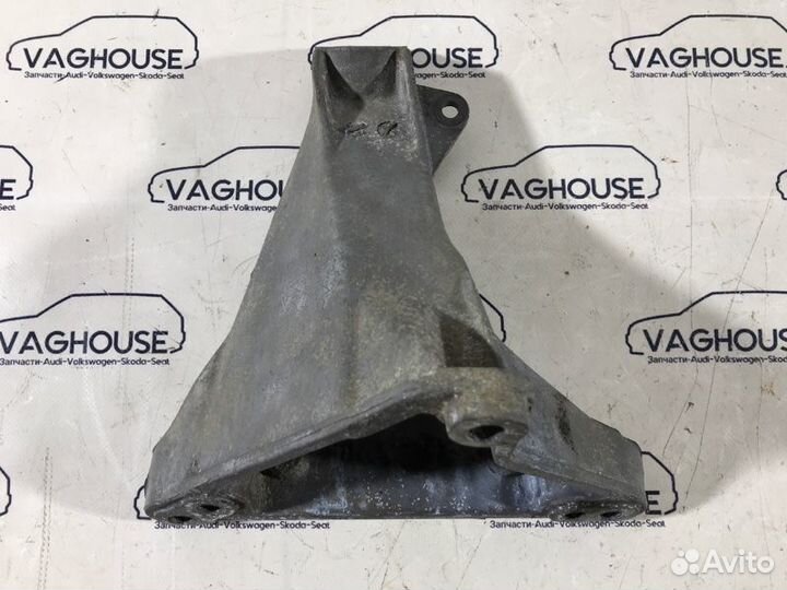 Кронштейн двигателя правый Volkswagen Passat B5