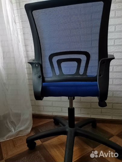 Небольшой торг. Компьютерное кресло на колёсиках