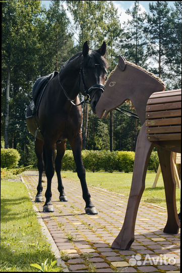 Скульптура деревянной лошадки. Декор для детей