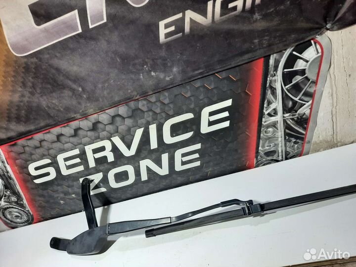 Поводок стеклоочистителя правый Mercedes-Benz W204