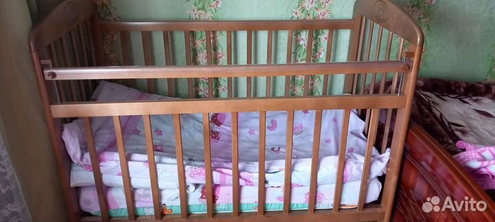 Детская кроватка с поперечным маятником