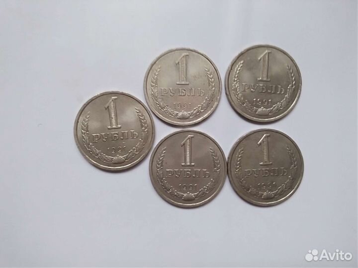 Продаются монеты цена 150 и 152 рублей