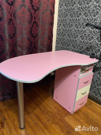 Маникюрный стол