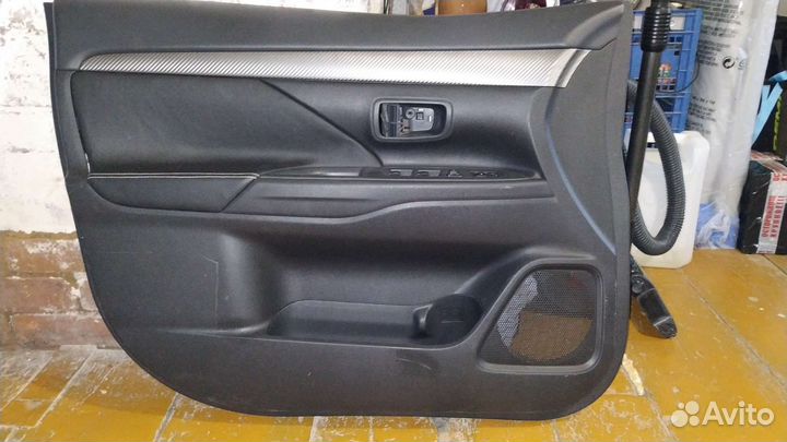 Обшивка дверей Mitsubishi outlander 3