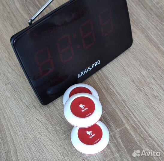 Кнпока вызова персонала и табло отображения вызова