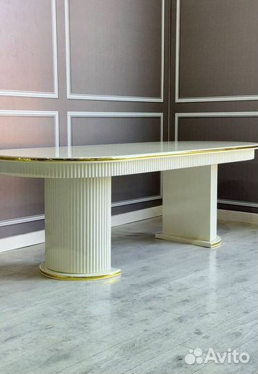 Стол обеденный большой