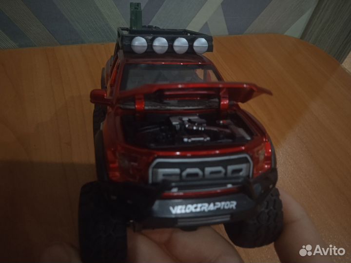 Внедорожник игрушечный