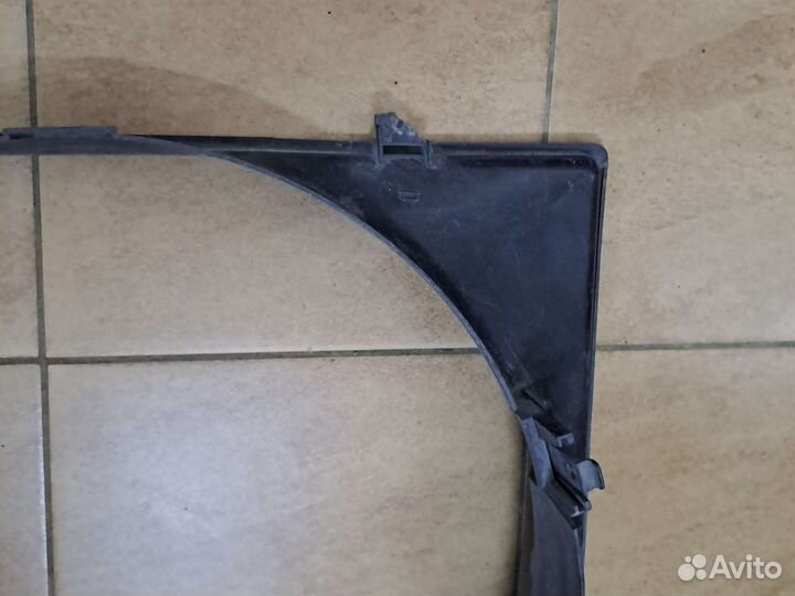 Диффузор радиатора 4M41 Mitsubishi Pajero 3