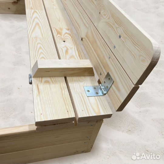 Детская песочница с крышкой из хвои