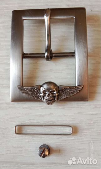 Металлическая пряжка с черепом