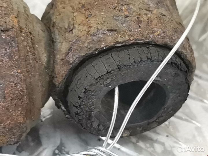 Амортизатор задний левый Toyota RAV4