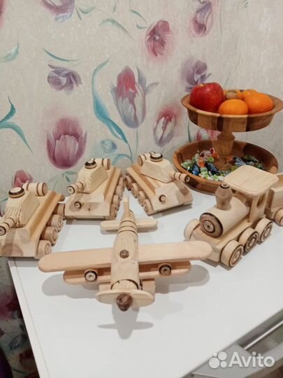 Деревянные игрушки (паравозик, танк, самолет и др)