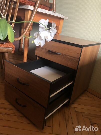 Тумбочка высота 57 см, ширина 44 см, глубина 49 см