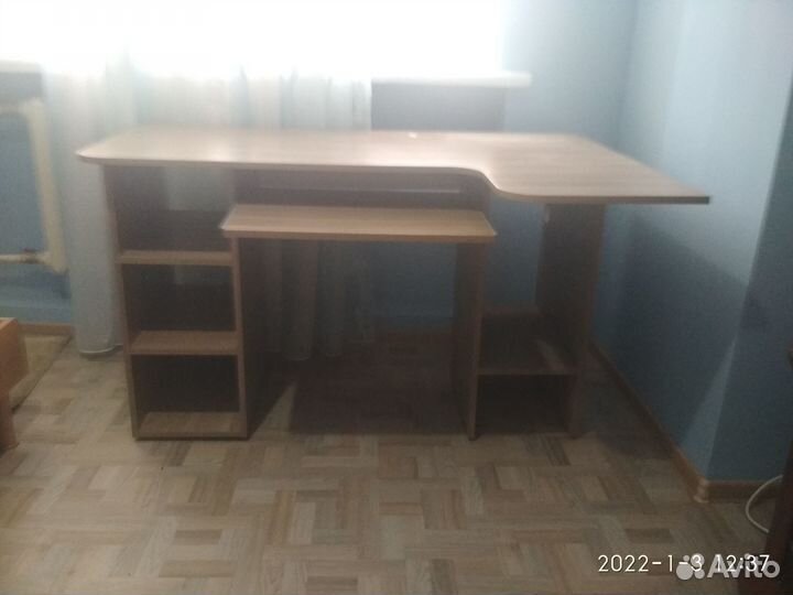 Письменный стол, есть место под компьютер