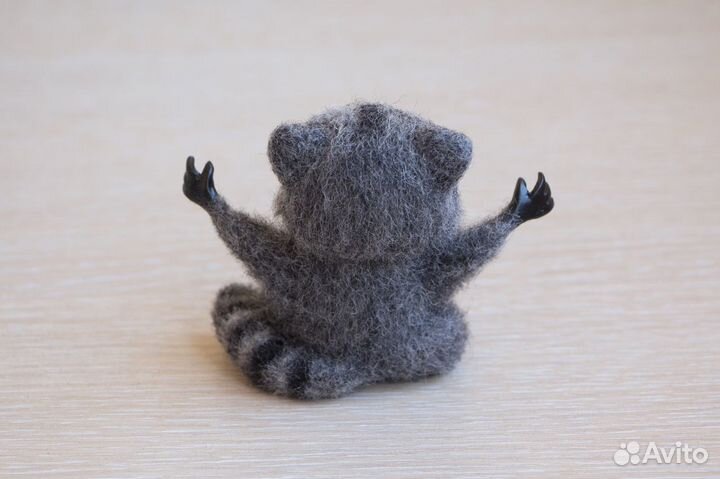 Енот из шерсти, авторская игрушка в подарок