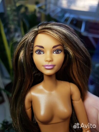 Красивая голова барби скейтбордистка