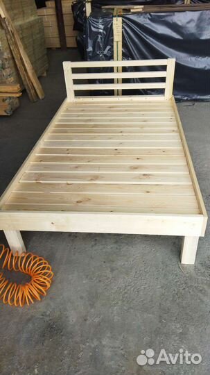 Кровати и столы из массива сосны