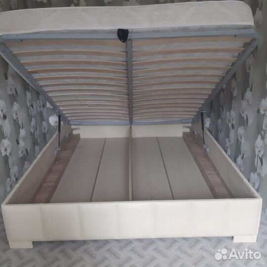 Кровать с подъемным механизмом 180х200