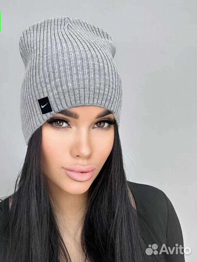 Женская шапка классическая