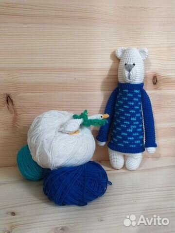 Мишка в синем свитере (вязанная игрушка)