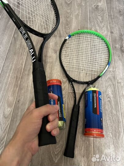 Теннисные ракетки с мячами