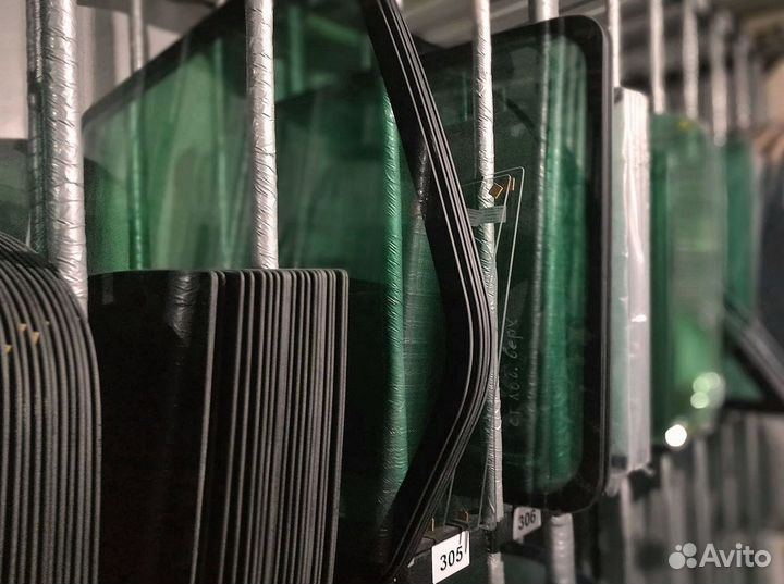 Стекло дверное верхнее на экскаватор Terex 860