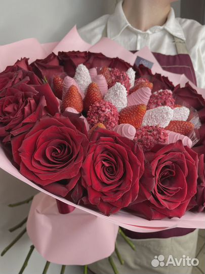 Букет из клубники в шоколаде и роз 